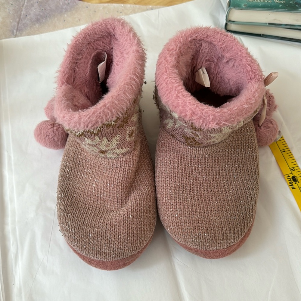 ⭐️10/10.00⭐️ Fuzzy Sierra slippers , As shown , cleaned, size 5/6